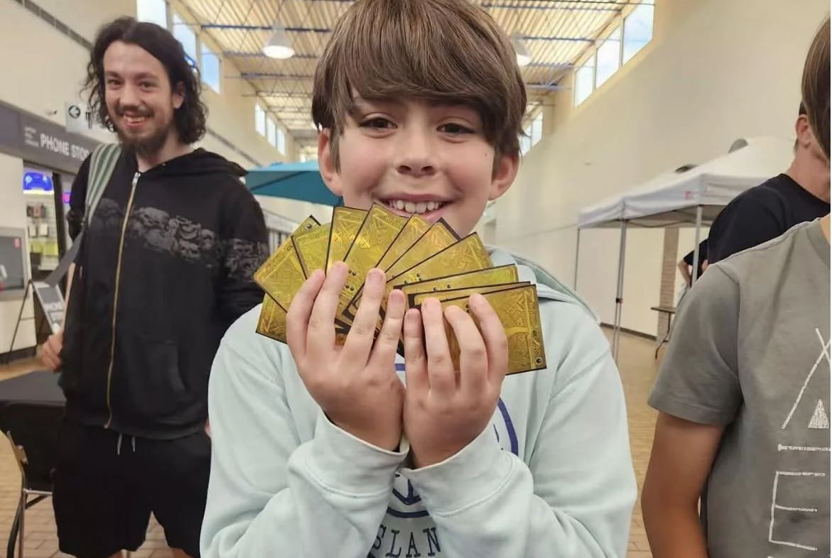 Pokémon Pitch Black fan pulls world’s first ever gold god pack Pokémon Pitch Black fan pulls world’s first ever gold god pack
